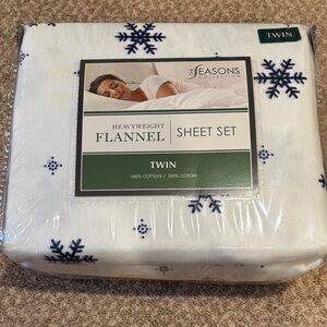 Heavyweight Flannel Twin Sheet Set - White with Navy Snowflakes